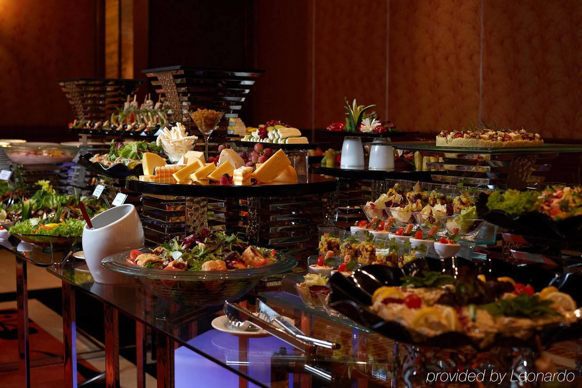 Millennium Hotel & Convention Centre Kuwait Kuwait City Exterior foto A buffet at a hotel